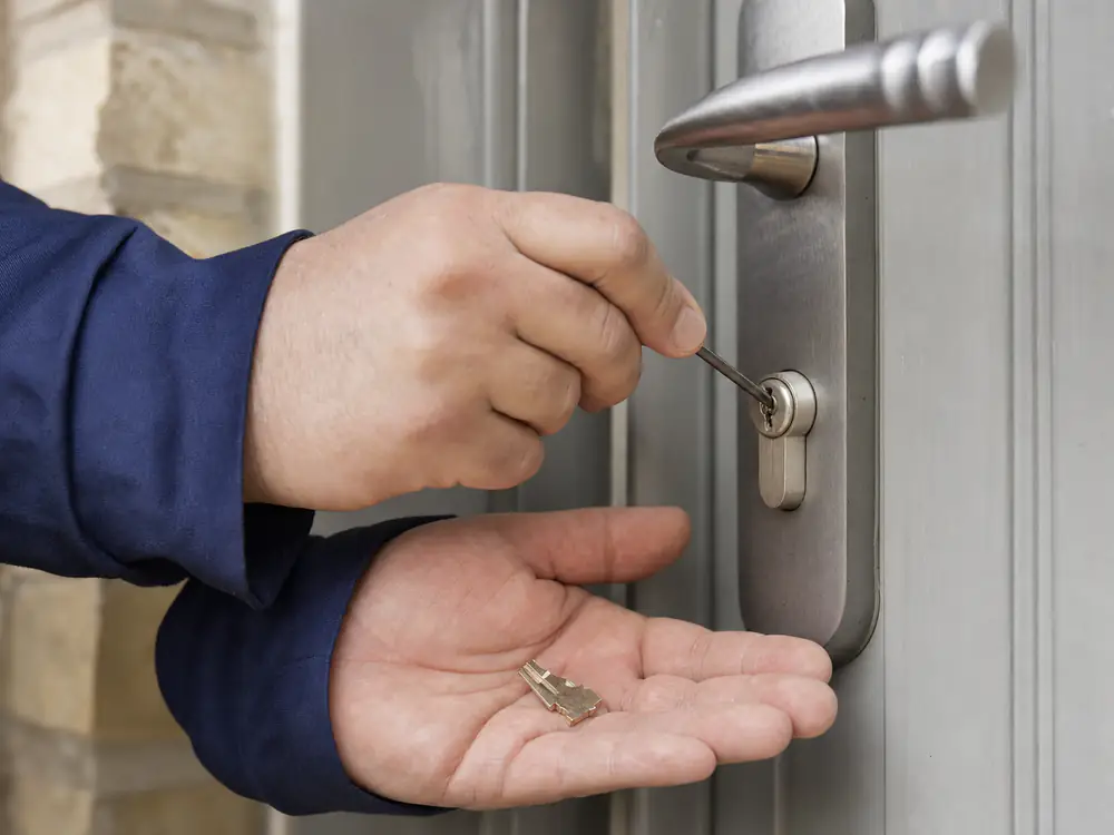 Afgebroken sleutel wordt met een dun haakje uit de cilinder gehaald